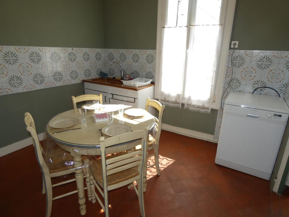 dishwasher, stove, kitchen