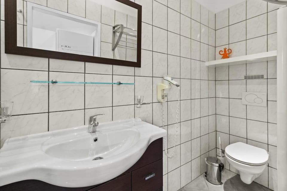 Modern 1BR Sleeps 4 - 5 min to U2 Taborstraße - Prater Nearby Apartment in Vienna