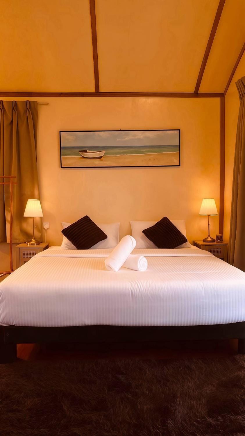 Bed, Photo of the whole room, Bedroom, towels
