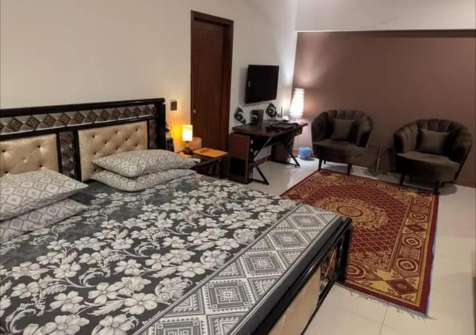 Fully furnished paying guest accommodation Apartment in Karachi