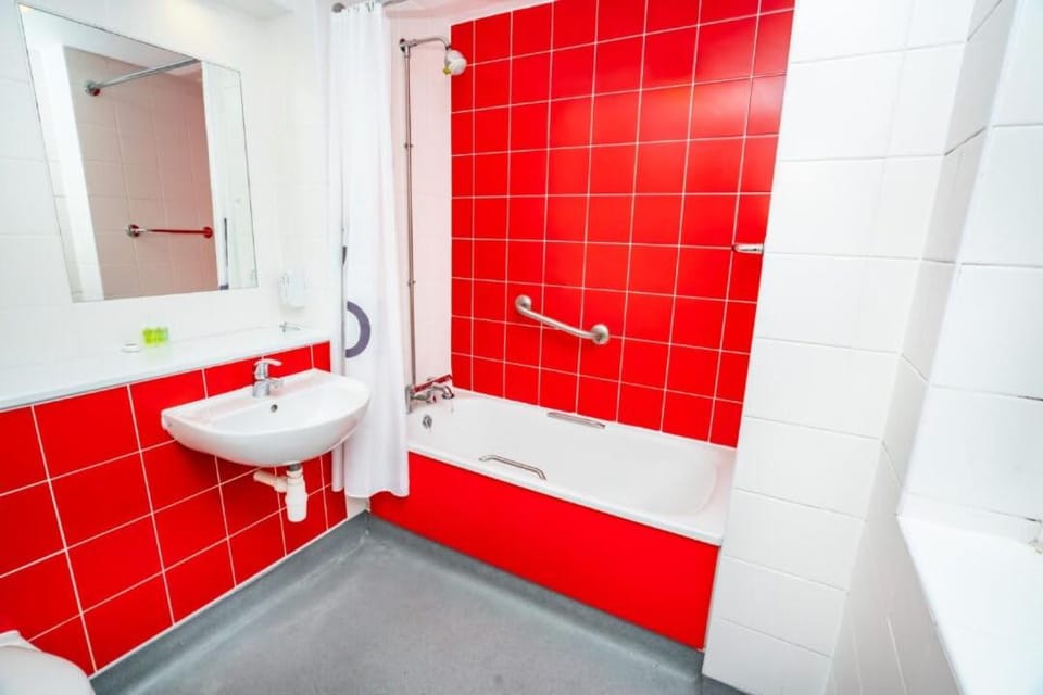 Budget Bright En-Suite Room in Central Coventry Inn in Coventry