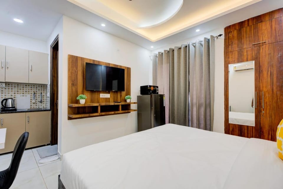 The Empire Studioz ,Golf Course Road ,One Horizon Center ,Paras Hospital Cyber City Hotel in Gurugram