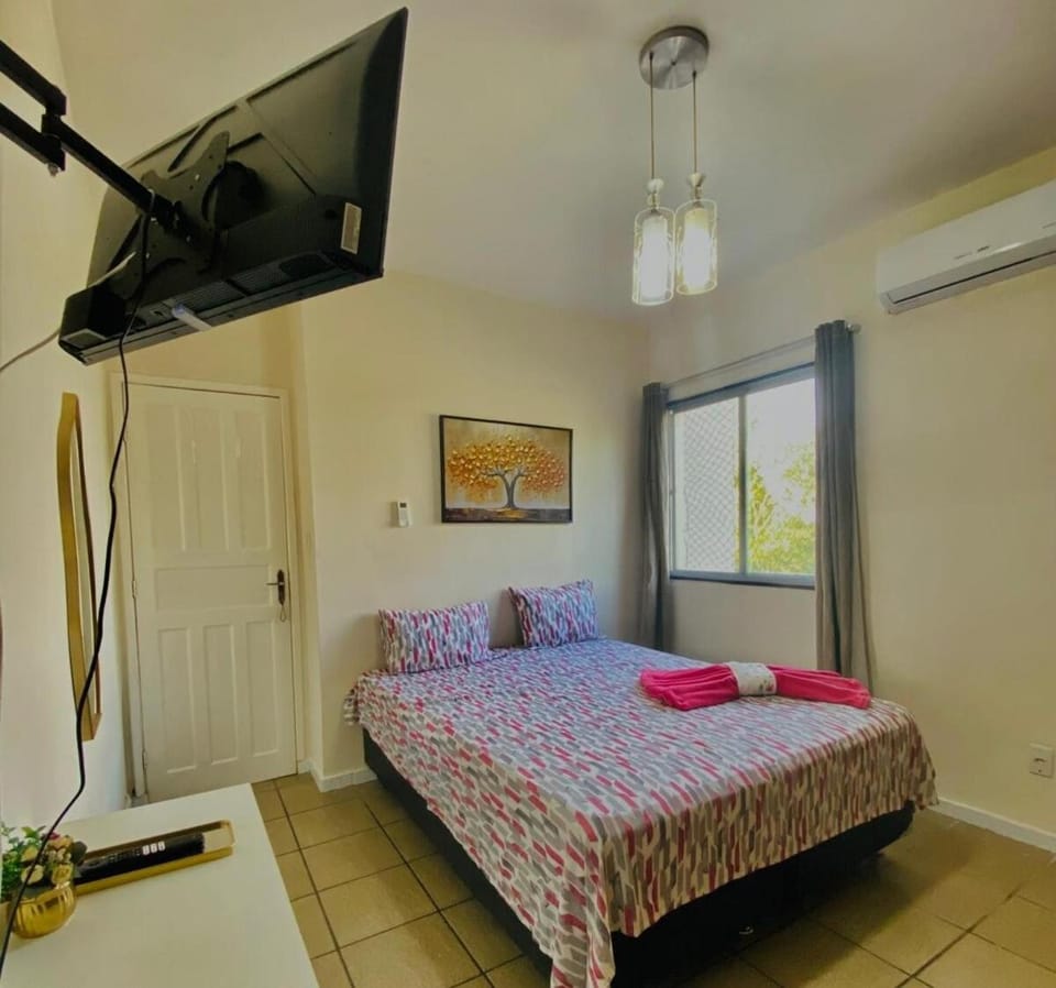 Bed, TV and multimedia, Bedroom, towels