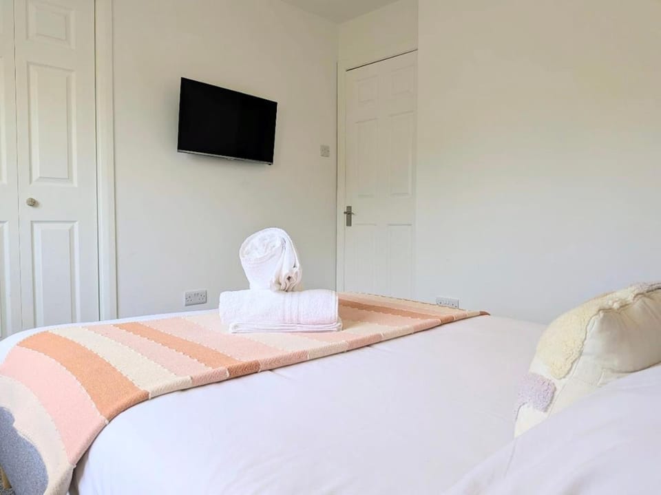 Bed, TV and multimedia, Bedroom, towels