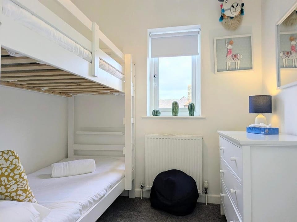 Bedroom, bunk bed, towels