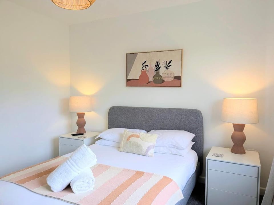 Bed, Bedroom, towels
