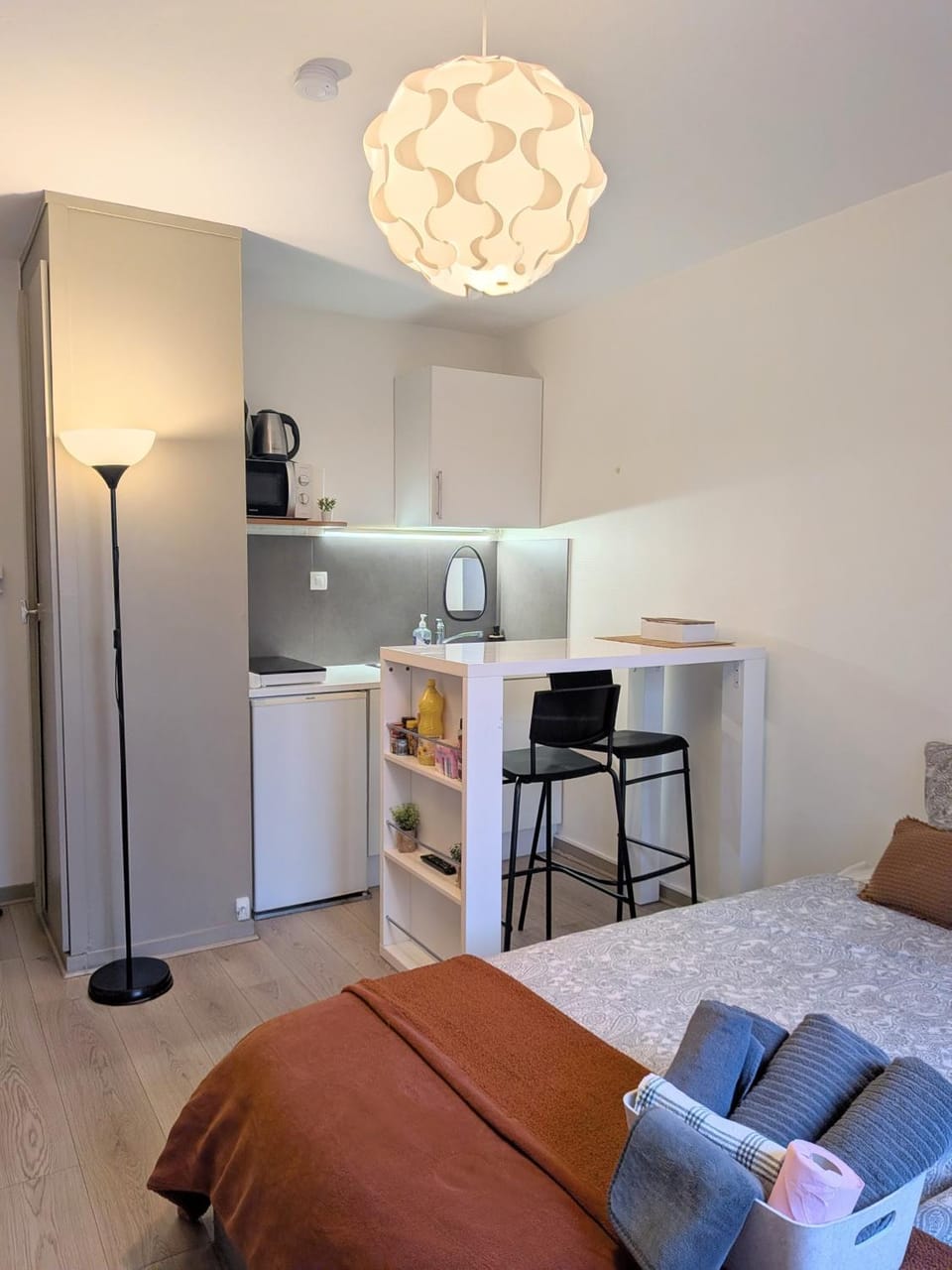Kitchen or kitchenette, Dining area, Bedroom, stove