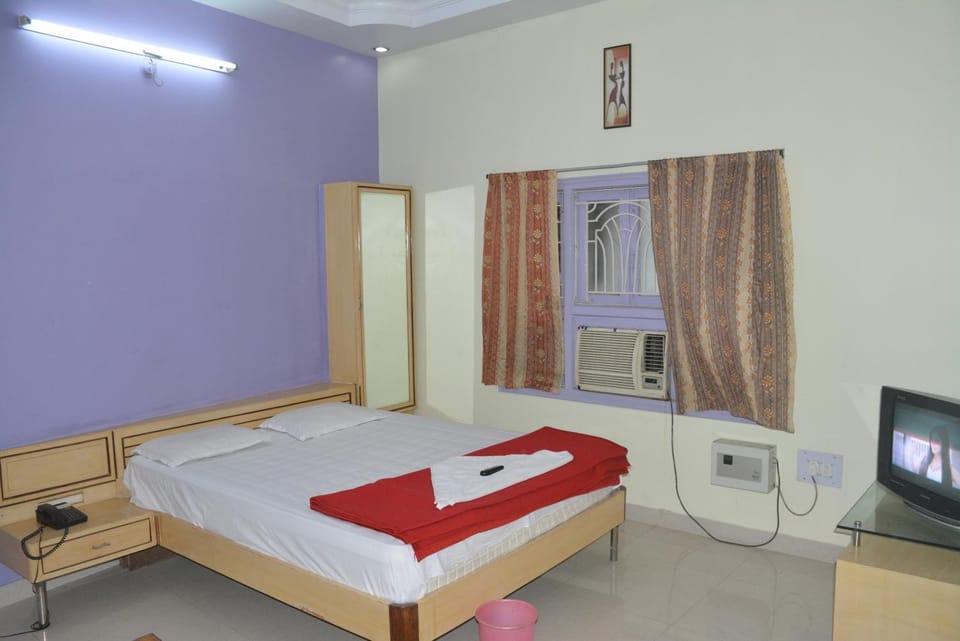 Bed, TV and multimedia, Bedroom