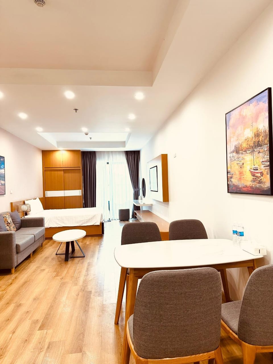 Bed, TV and multimedia, Living room, Photo of the whole room, Seating area, Dining area, Bedroom