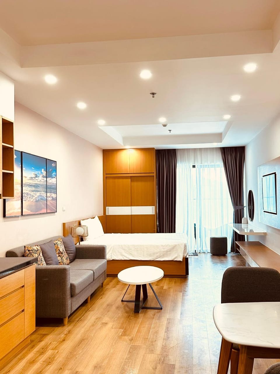 Bed, TV and multimedia, Living room, Photo of the whole room, Seating area, Bedroom