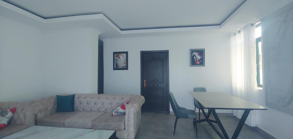 Photo of the whole room, Dining area