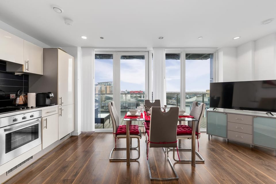 TV and multimedia, Kitchen or kitchenette, Living room, Dining area, oven, stove