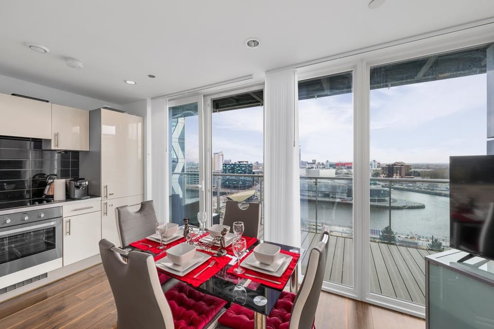TV and multimedia, View (from property/room), Balcony/Terrace, Kitchen or kitchenette, Living room, Dining area, City view, minibar, stove