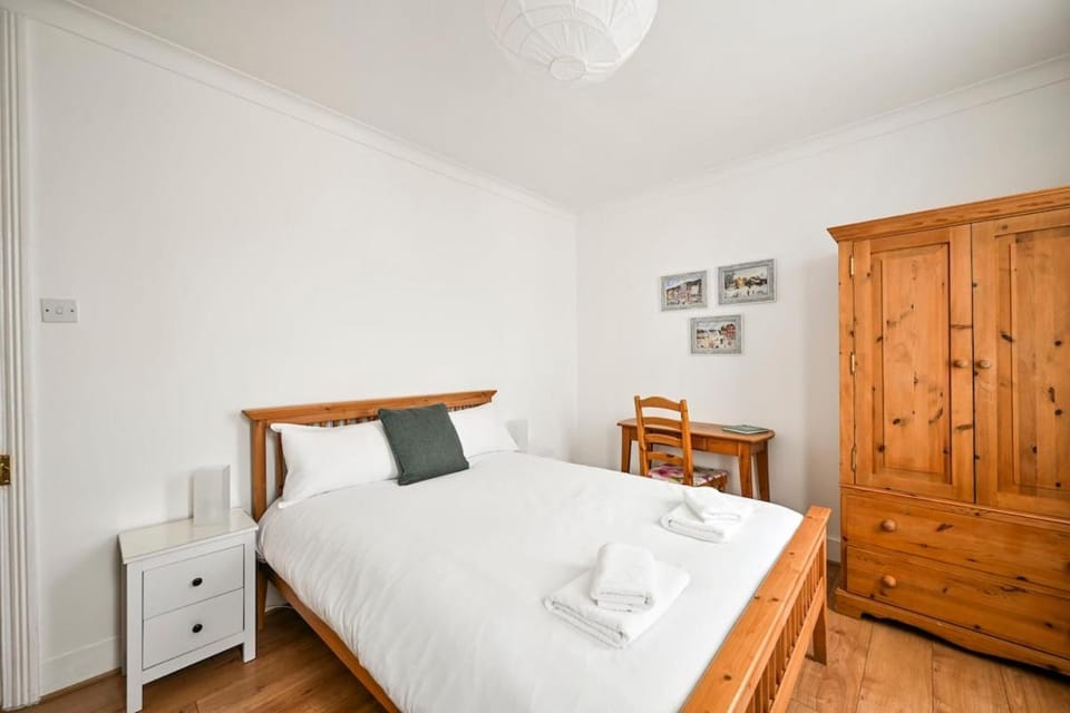 Host My Nest - 2-Bed with Garden Near Forest Gate House in London