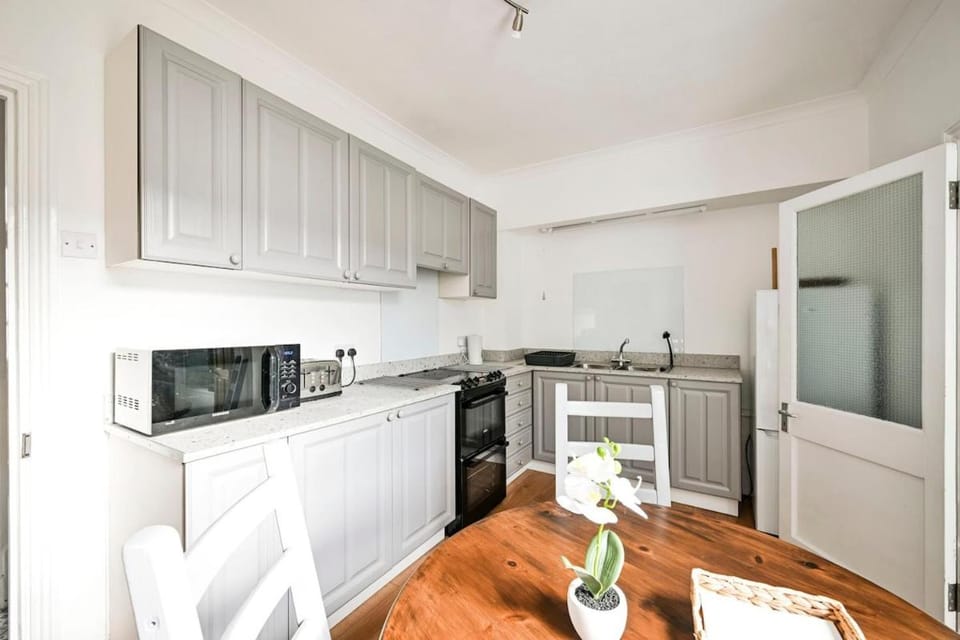 Host My Nest - 2-Bed with Garden Near Forest Gate House in London