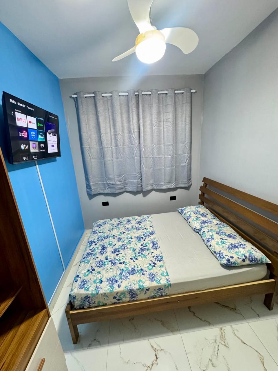 Bed, TV and multimedia, Photo of the whole room