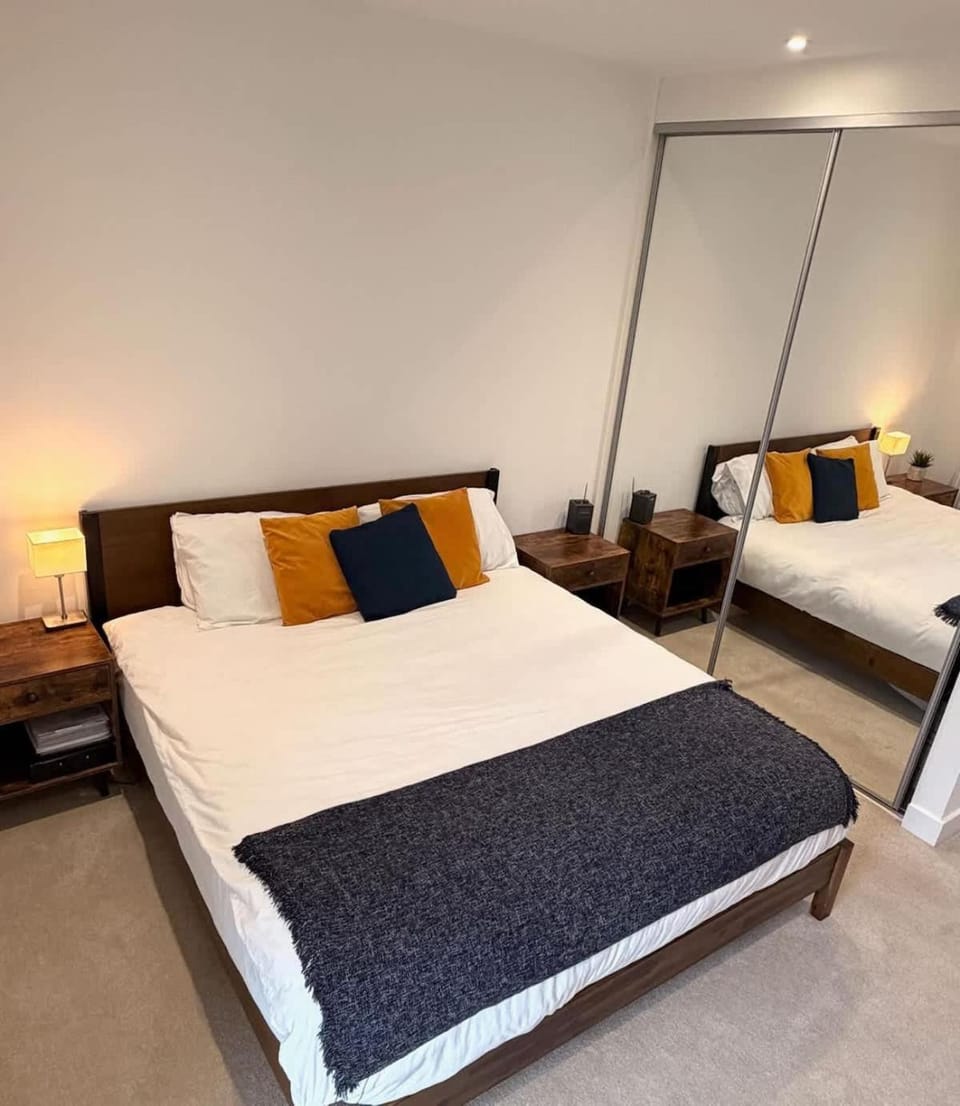 Contemporary Central Henley Apartment with Balcony Apartment in Henley-on-Thames