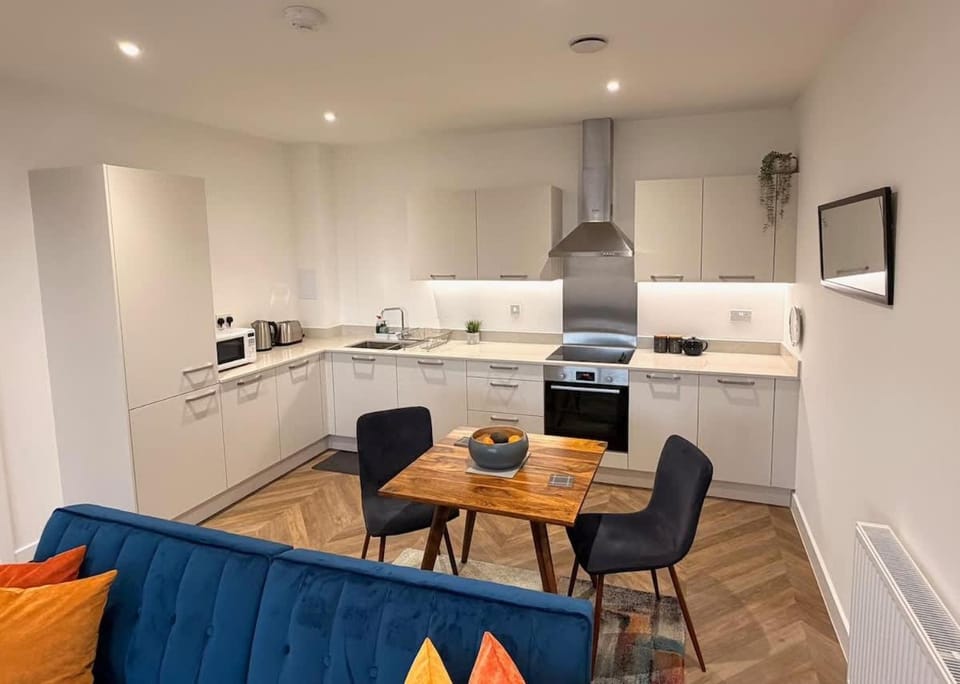 Contemporary Central Henley Apartment with Balcony Apartment in Henley-on-Thames