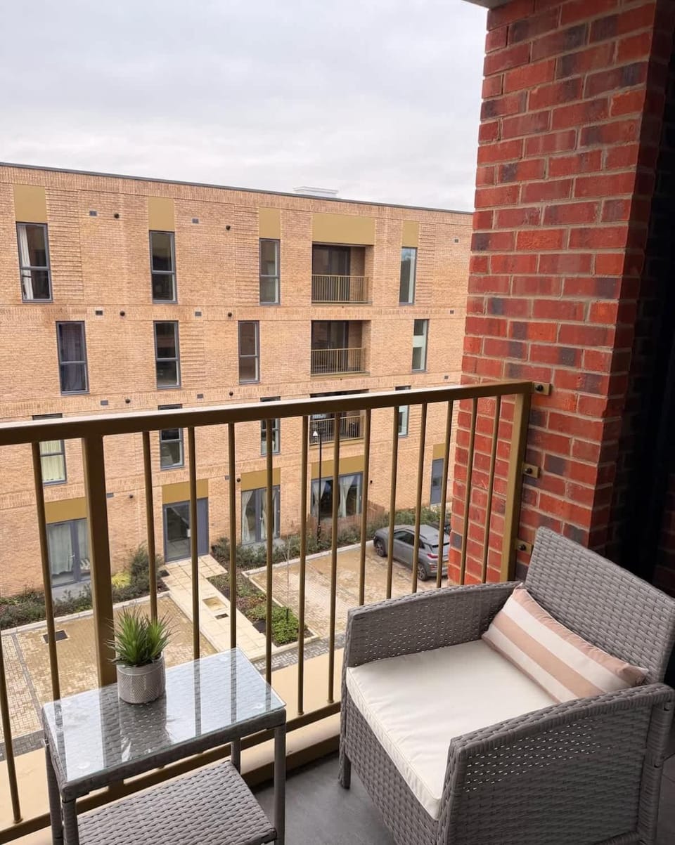 Contemporary Central Henley Apartment with Balcony Apartment in Henley-on-Thames