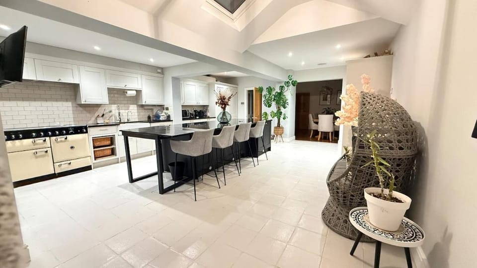 Dreamy Stay With Cosy Charm House in Runnymede District