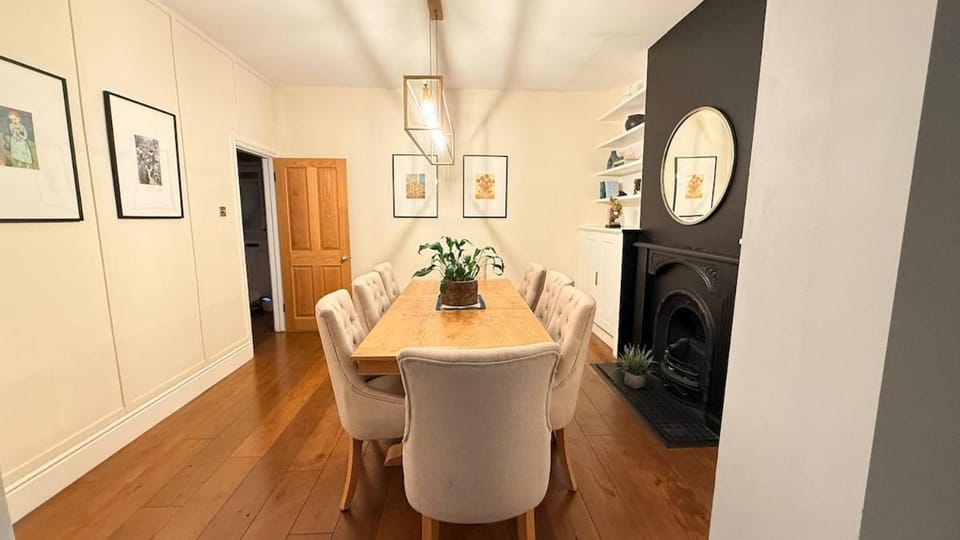Dreamy Stay With Cosy Charm House in Runnymede District