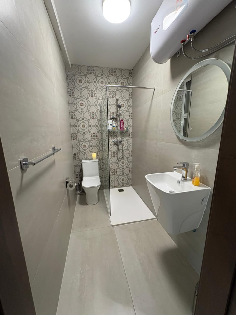 Shower, Toilet, Bathroom, Bath, bidet, towels