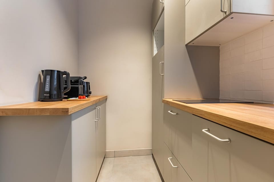 Coffee/tea facilities, Kitchen or kitchenette, stove, toaster