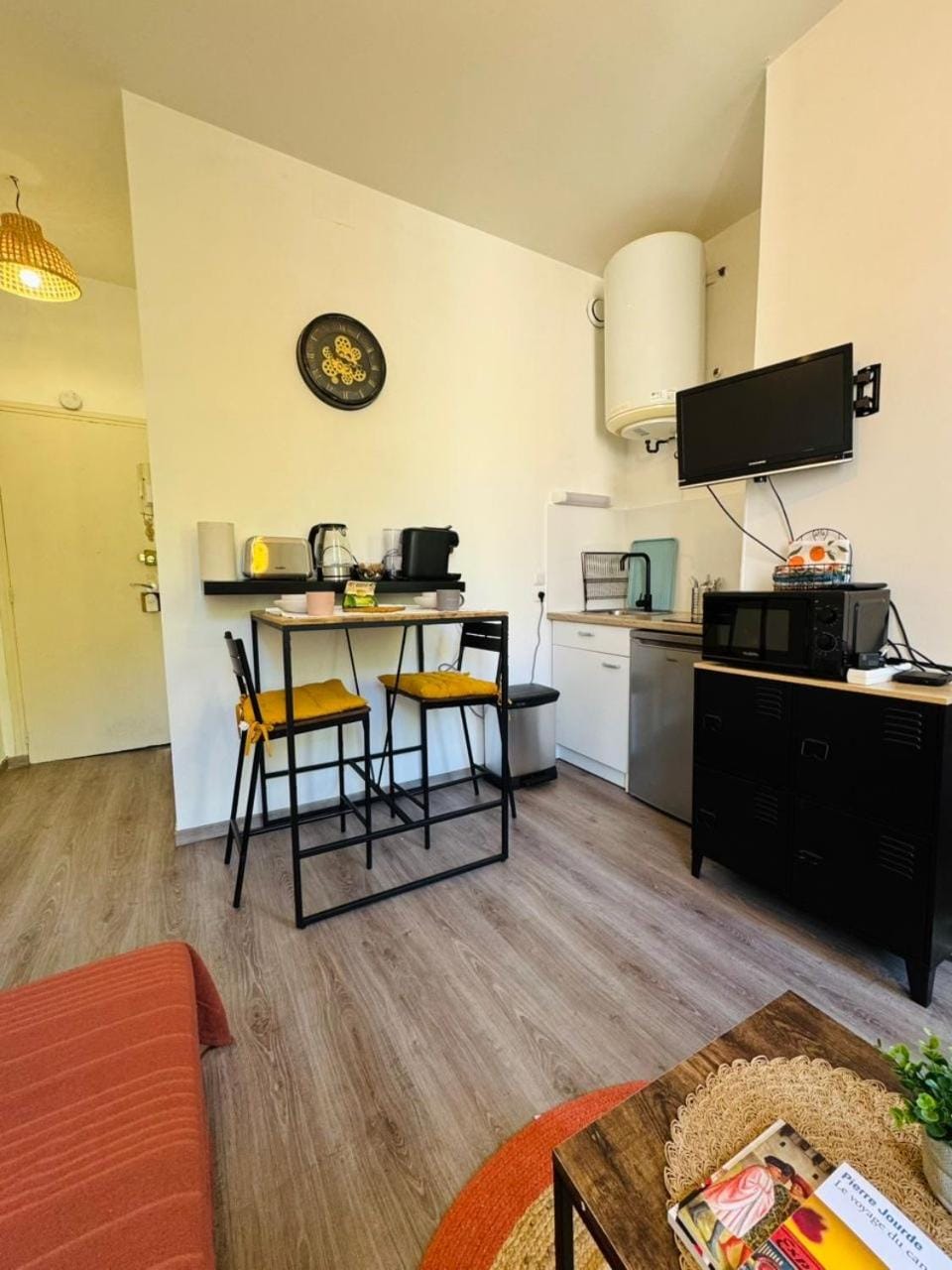 TV and multimedia, Kitchen or kitchenette, Dining area, oven, stove, toaster