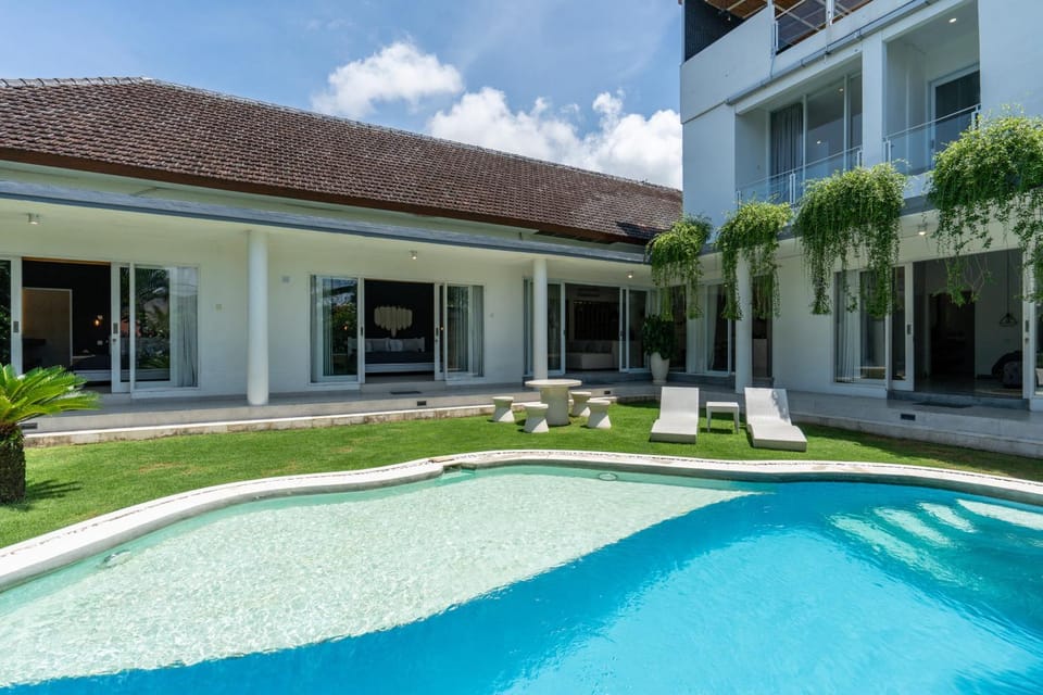Luxury 5BR Villa with Rooftop BBQ Pool 500M to Beach Villa in North Kuta