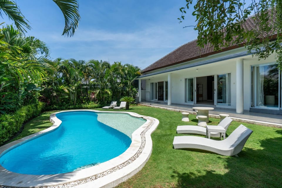 Luxury 5BR Villa with Rooftop BBQ Pool 500M to Beach Villa in North Kuta
