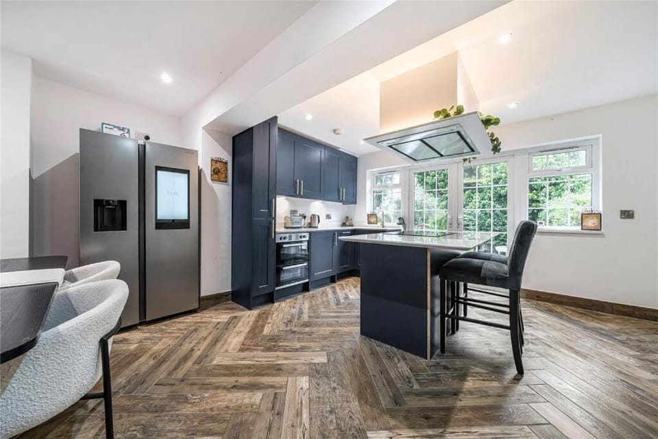 Kitchen or kitchenette, Seating area, Dining area, stove