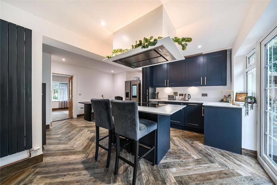 Kitchen or kitchenette, Seating area, Dining area, stove