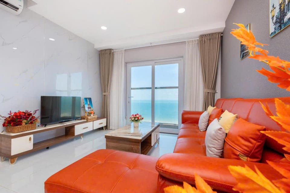 Communal lounge/ TV room, Natural landscape, TV and multimedia, Living room, Seating area, Evening entertainment, Sea view