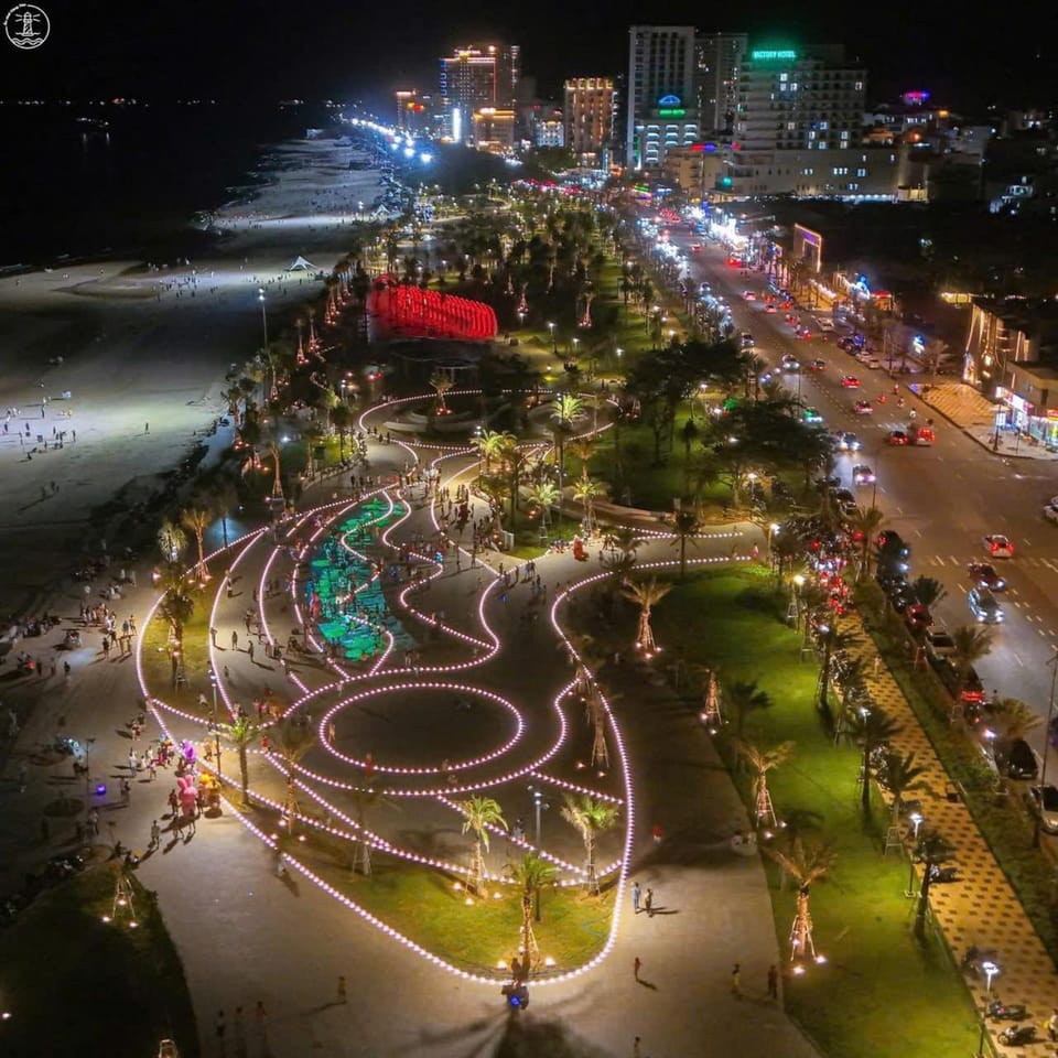 Night, Neighbourhood, Natural landscape, Bird's eye view, City view, Sea view, Street view, Location