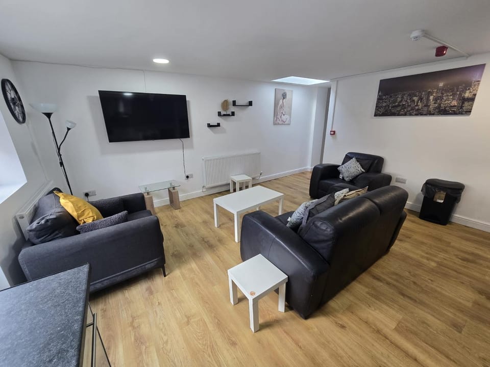 Spacious 6-Bedroom Home in Barking, Perfect for Groups & Families Apartment in Barking