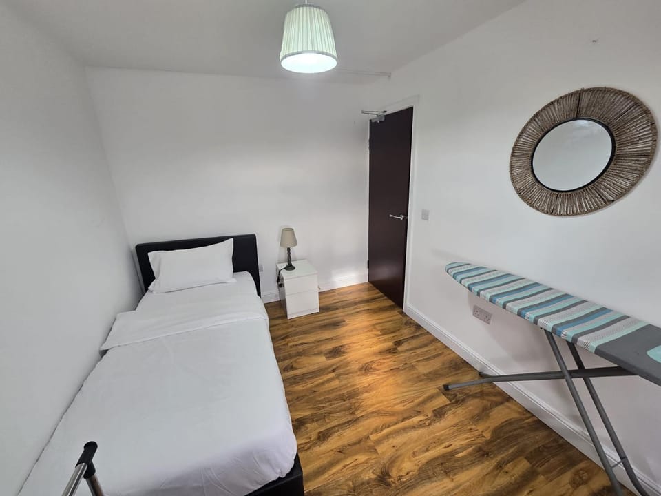 Spacious 6-Bedroom Home in Barking, Perfect for Groups & Families Apartment in Barking