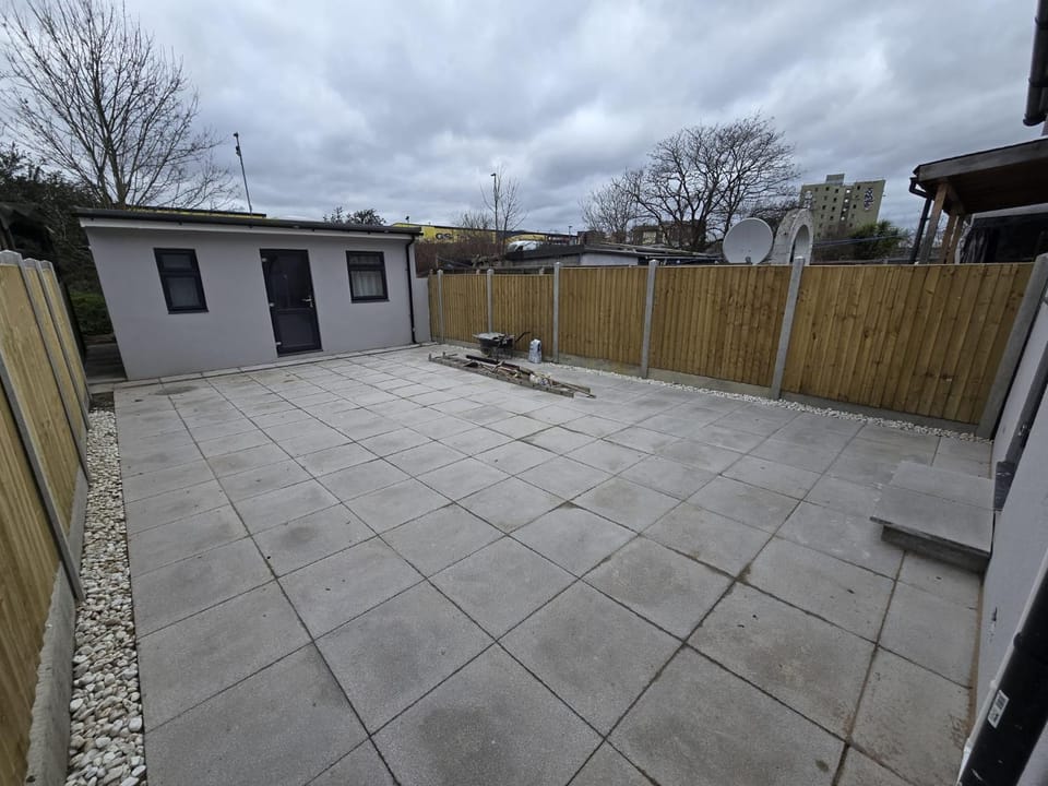 Spacious 6-Bedroom Home in Barking, Perfect for Groups & Families Apartment in Barking