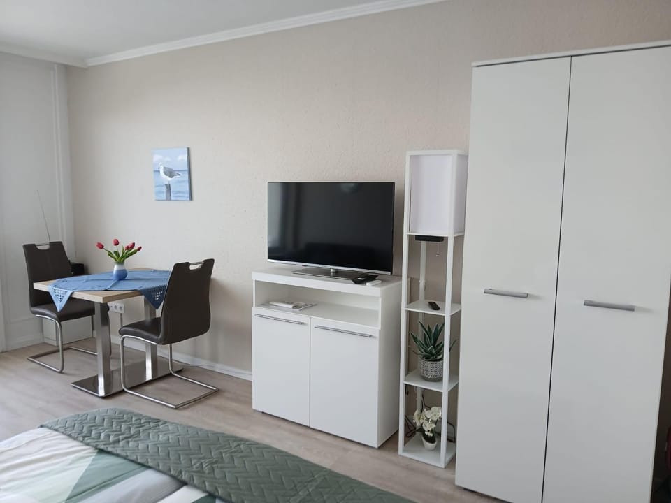 TV and multimedia, Living room, Dining area, wardrobe