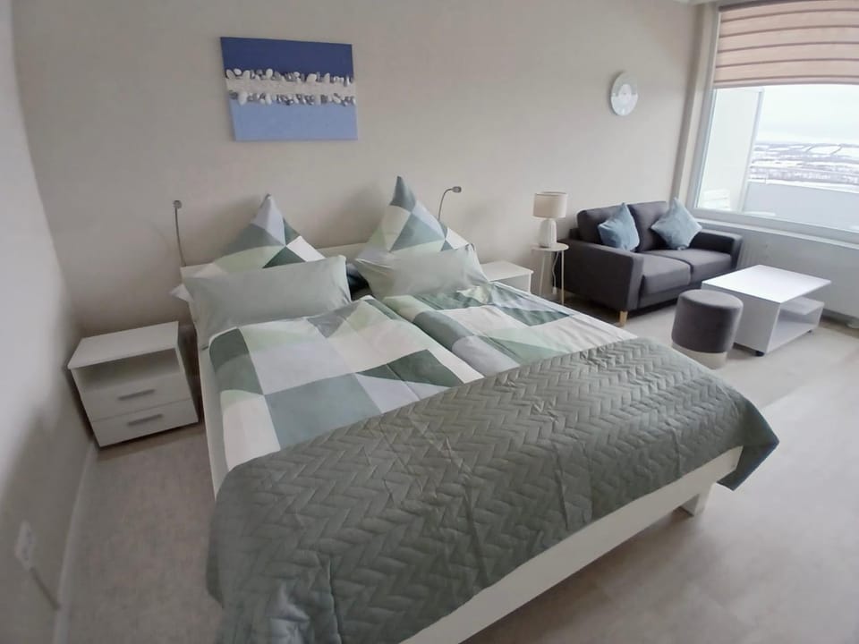Bed, Photo of the whole room, Seating area