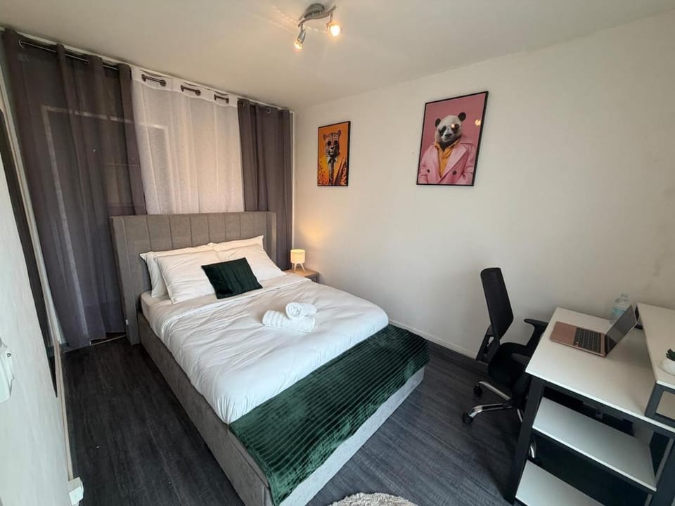Photo of the whole room, Bedroom