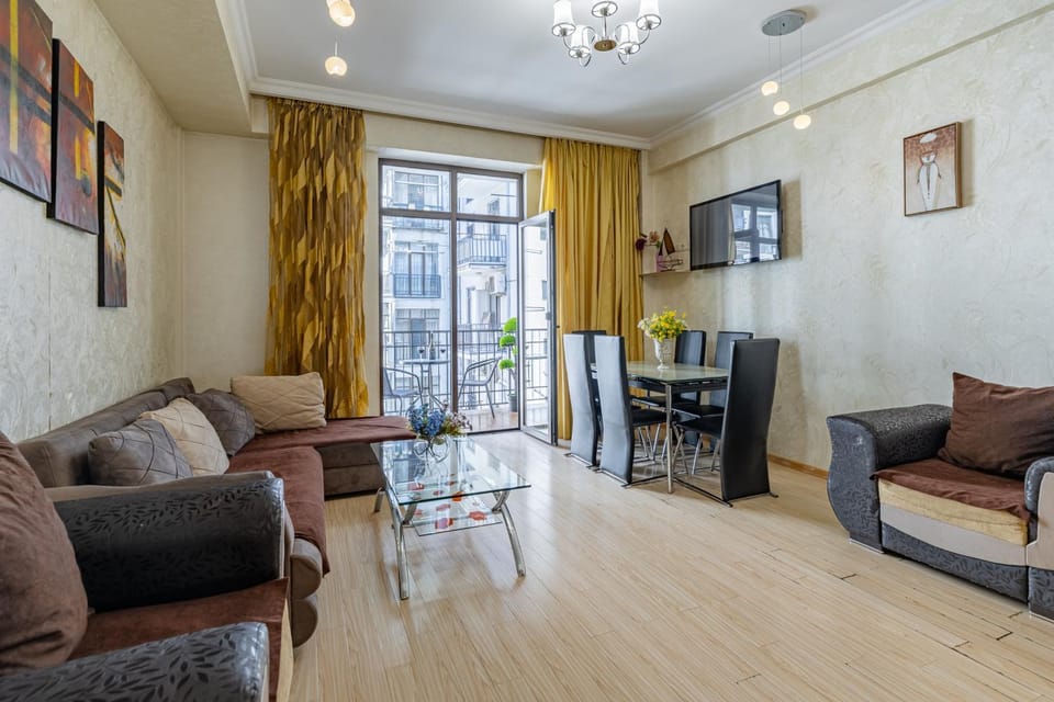 TV and multimedia, Living room, Seating area, Dining area