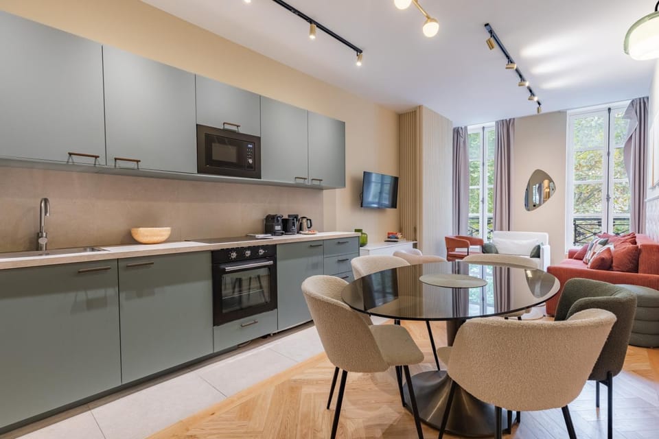 Coffee/tea facilities, Kitchen or kitchenette, Living room, Seating area, Dining area, oven, stove, toaster