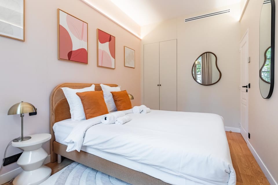Bed, Bedroom, towels