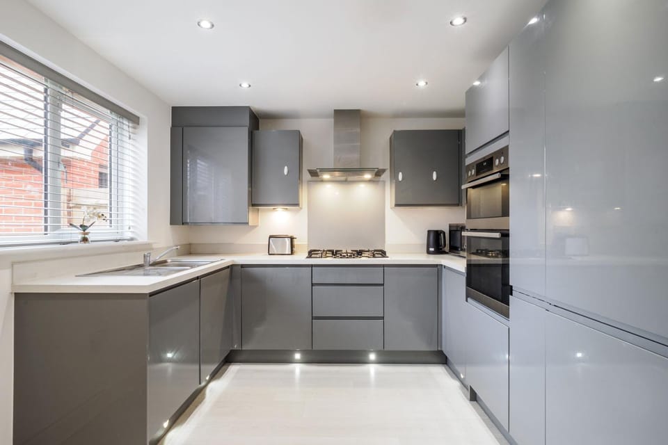 Coffee/tea facilities, Kitchen or kitchenette, oven, stove, toaster