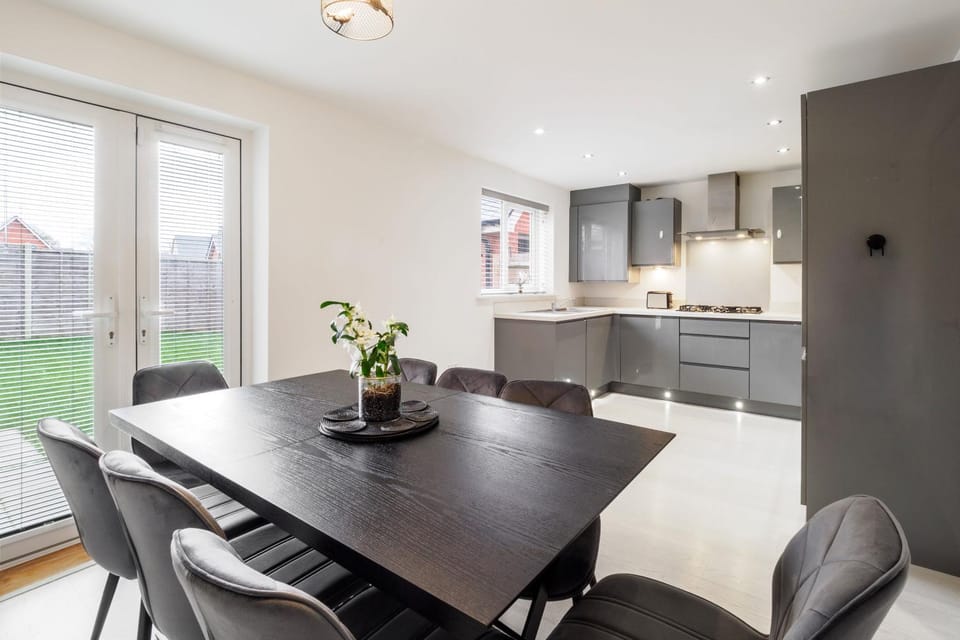 Kitchen or kitchenette, Dining area, stove