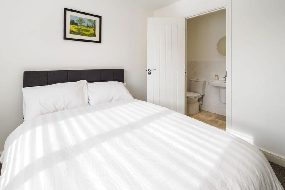 Toilet, Bed, Bedroom