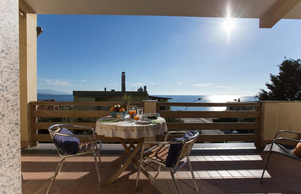 Patio, Natural landscape, View (from property/room), Balcony/Terrace, Dining area, Landmark view, Sea view