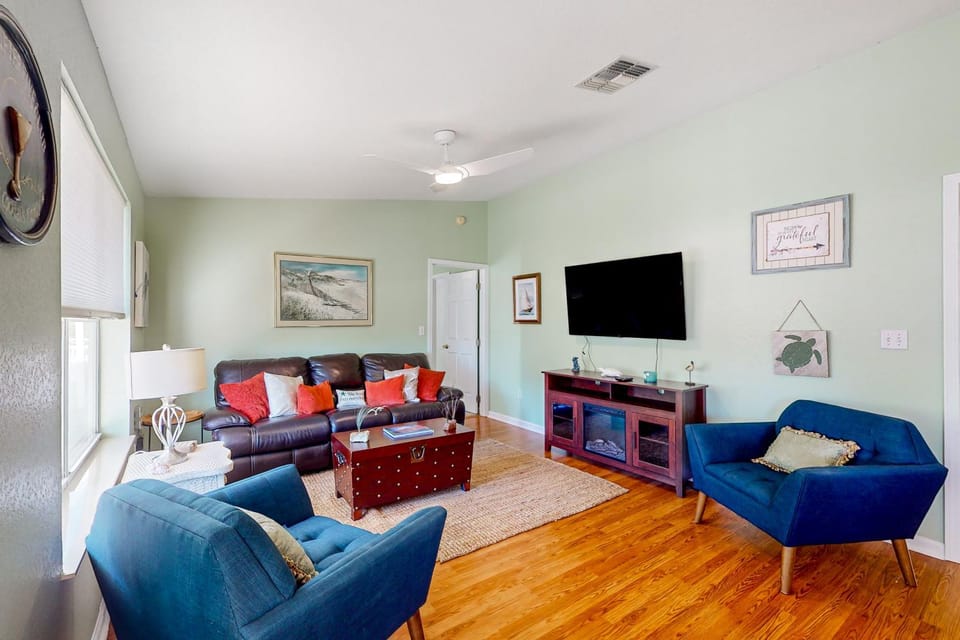 Sunny home with large deck firepit boat parking W&D & AC - easy beach access House in Saint George Island