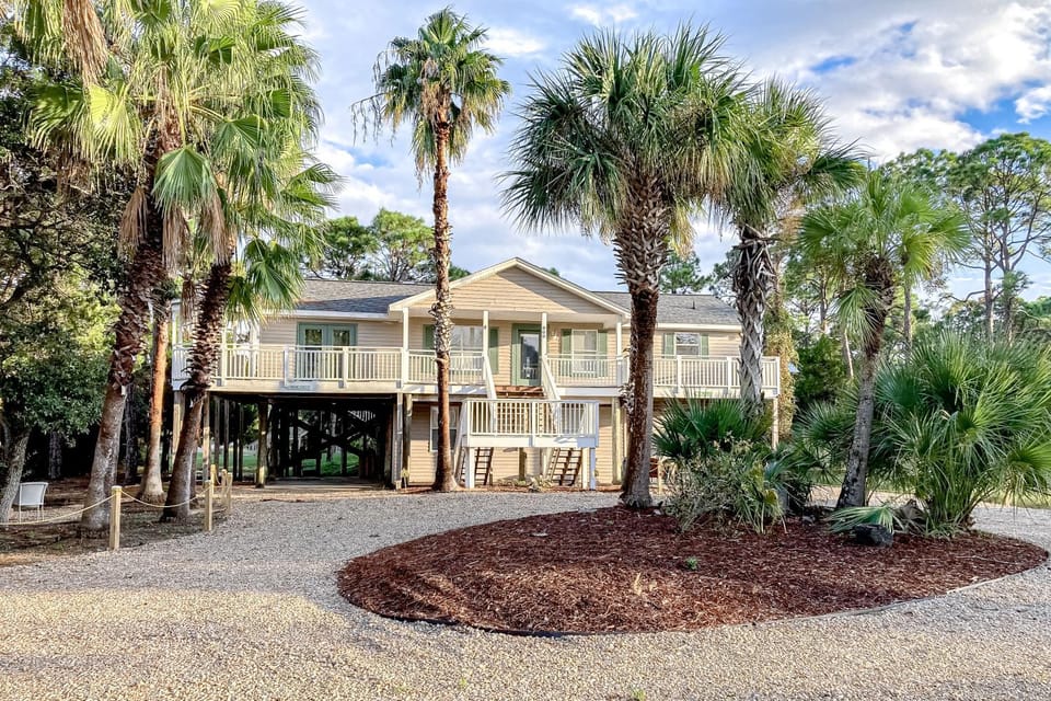 Sunny home with large deck firepit boat parking W&D & AC - easy beach access House in Saint George Island