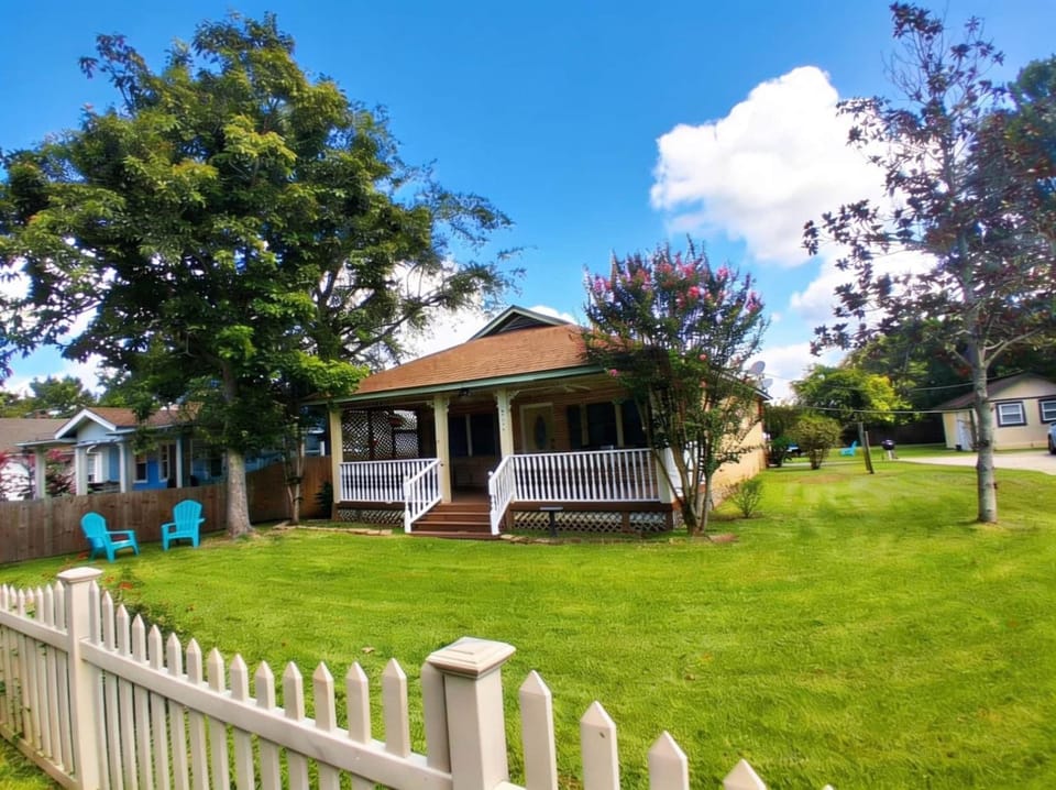 Property building, Patio, Natural landscape, Seating area, Street view, Location, Quiet street view, pet friendly